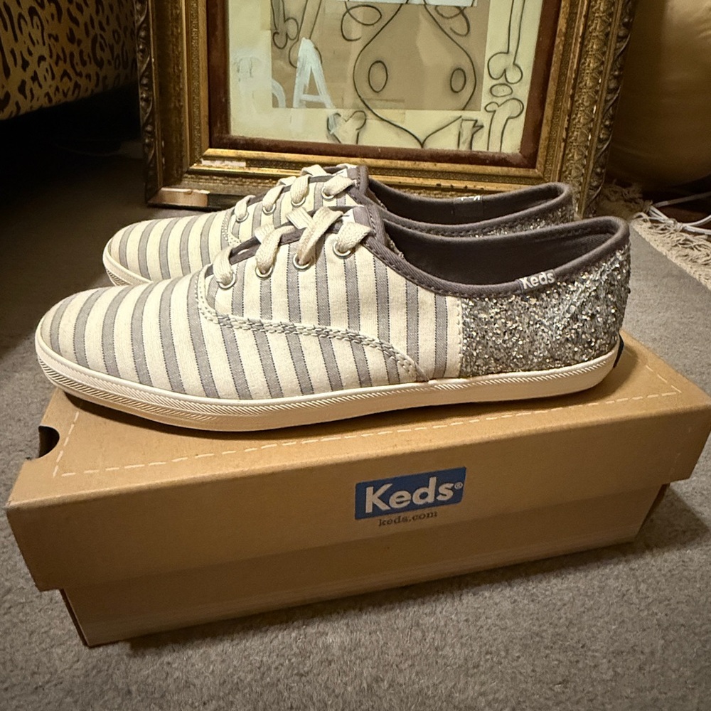 Keds Gray & White Striped Sneakers Silver Glitter Heel Women’s 7 NWT